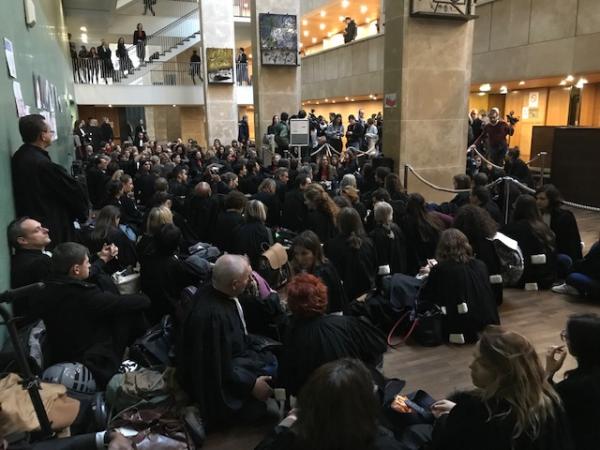 manifestation sur le parvis du palais de justice ce 6 janvier 2020